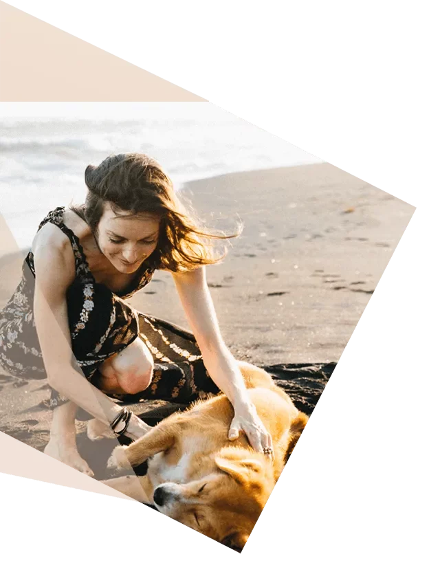 Mit Hund am Strand. Unterstützung. Hilfe. Krise